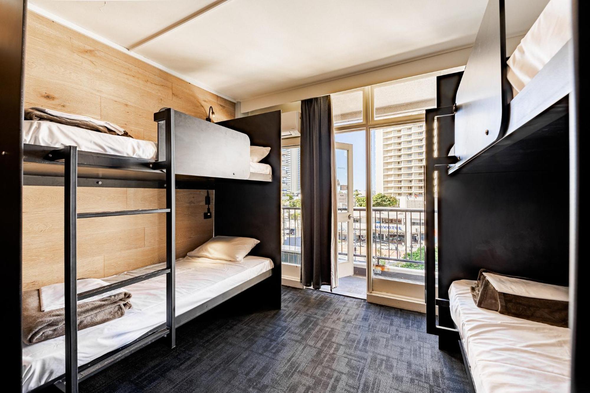 Bunk Surfers Paradise International Backpacker Hostel (Adults Only) Гоулд Коуст Екстериор снимка