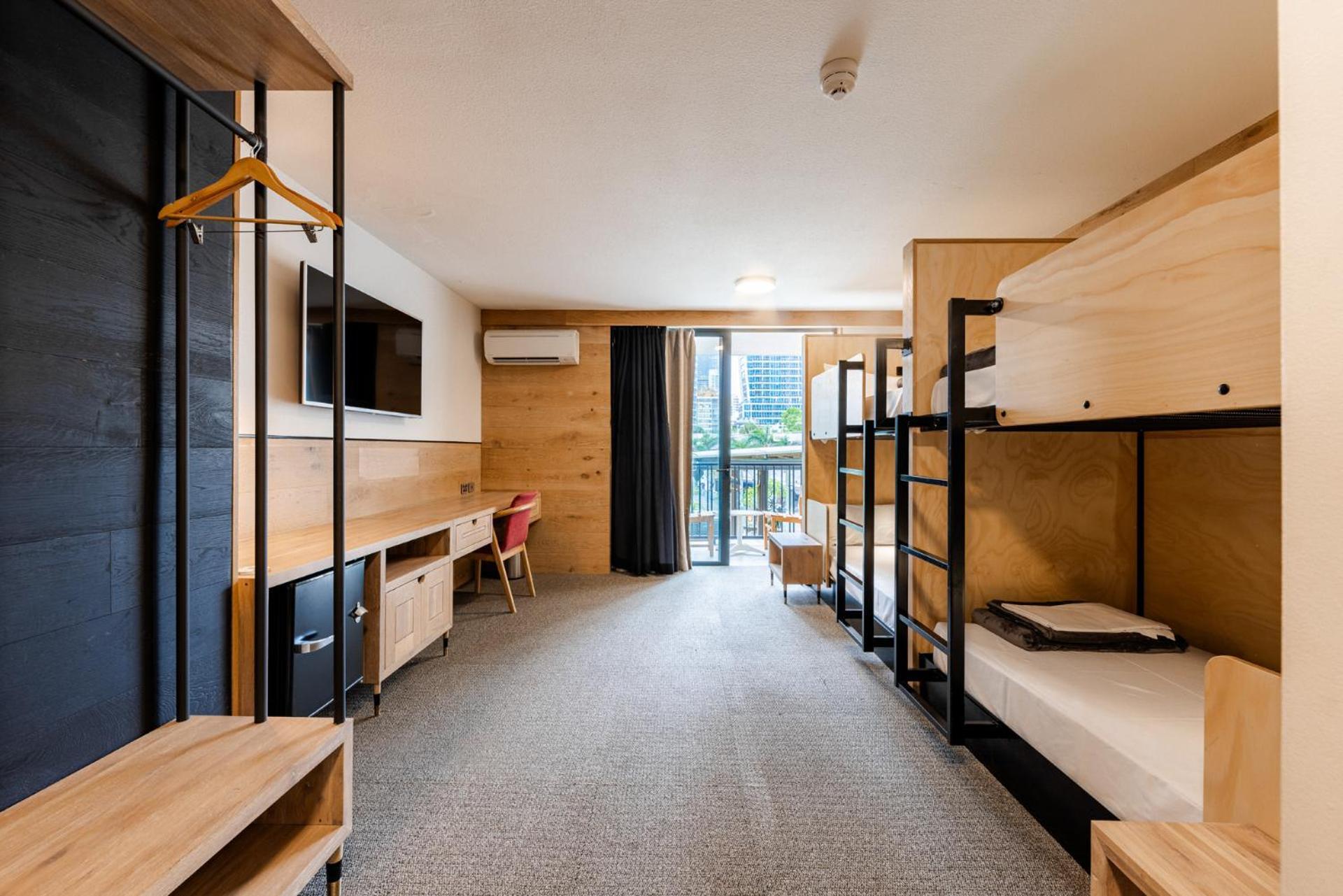 Bunk Surfers Paradise International Backpacker Hostel (Adults Only) Гоулд Коуст Екстериор снимка