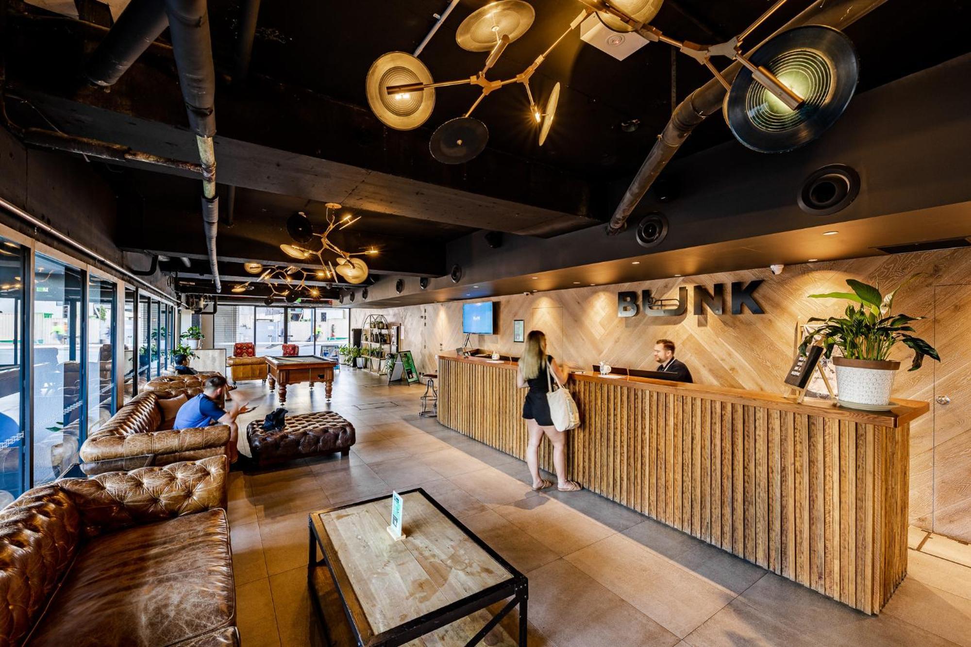 Bunk Surfers Paradise International Backpacker Hostel (Adults Only) Гоулд Коуст Екстериор снимка