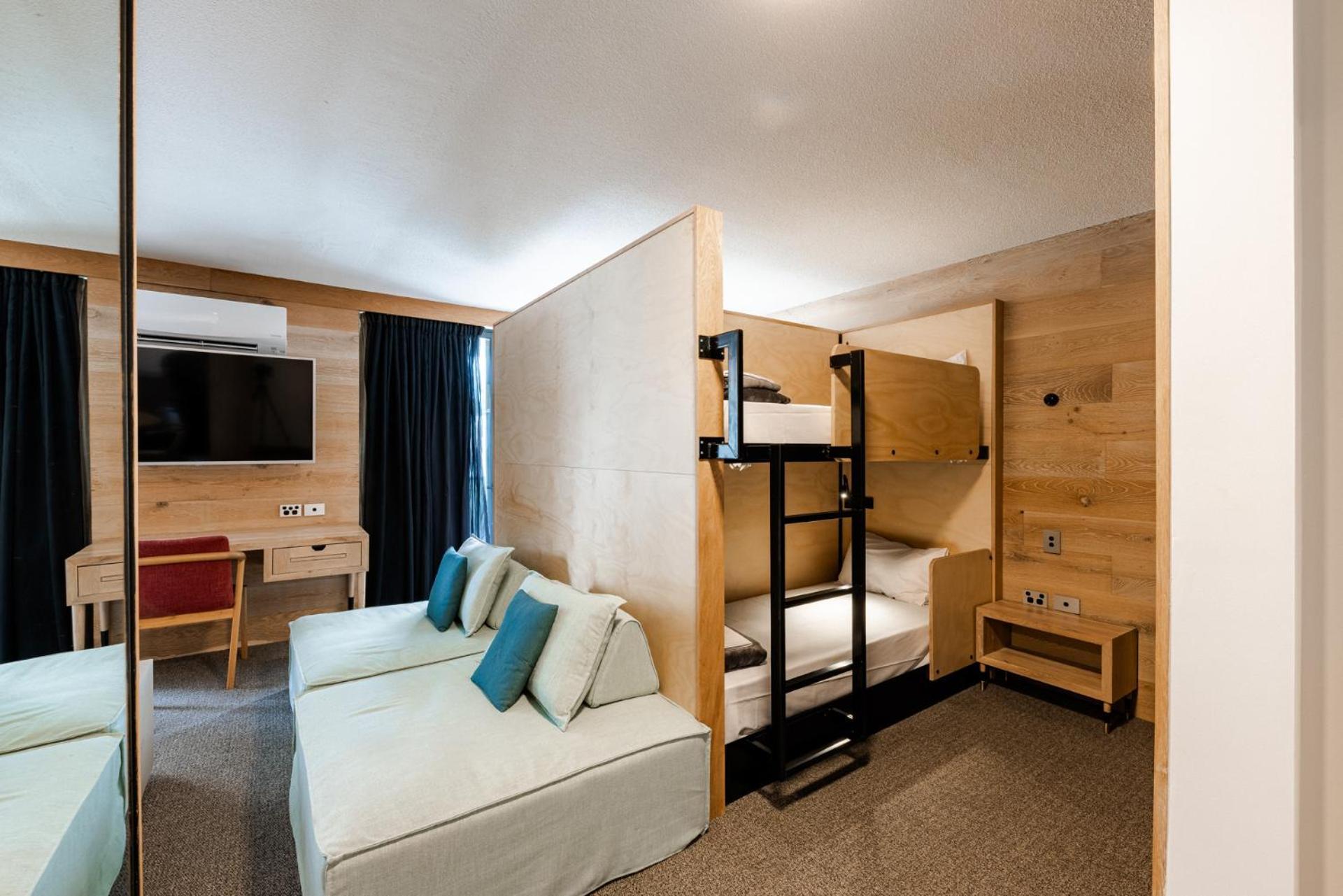Bunk Surfers Paradise International Backpacker Hostel (Adults Only) Гоулд Коуст Екстериор снимка