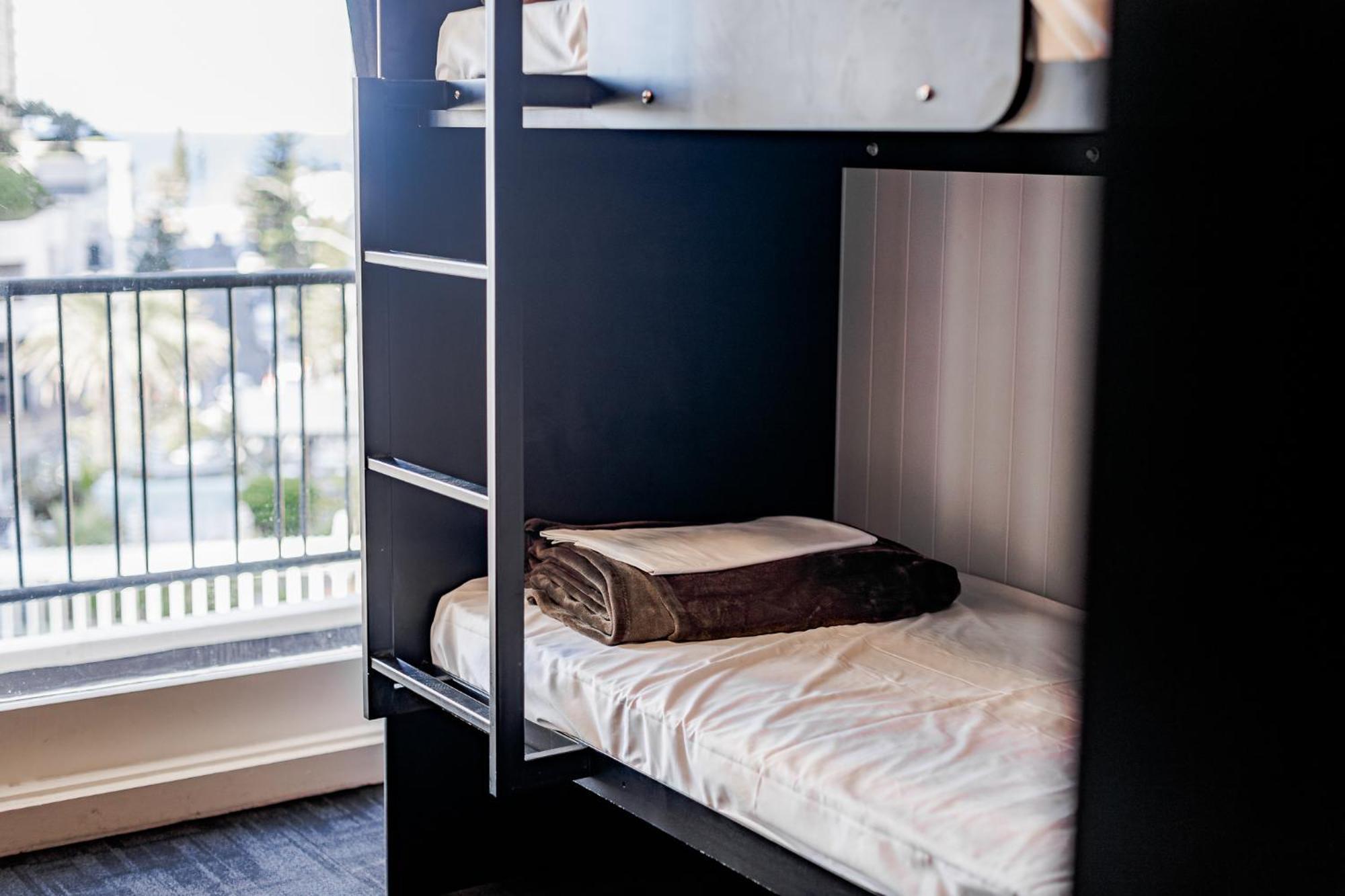 Bunk Surfers Paradise International Backpacker Hostel (Adults Only) Гоулд Коуст Екстериор снимка