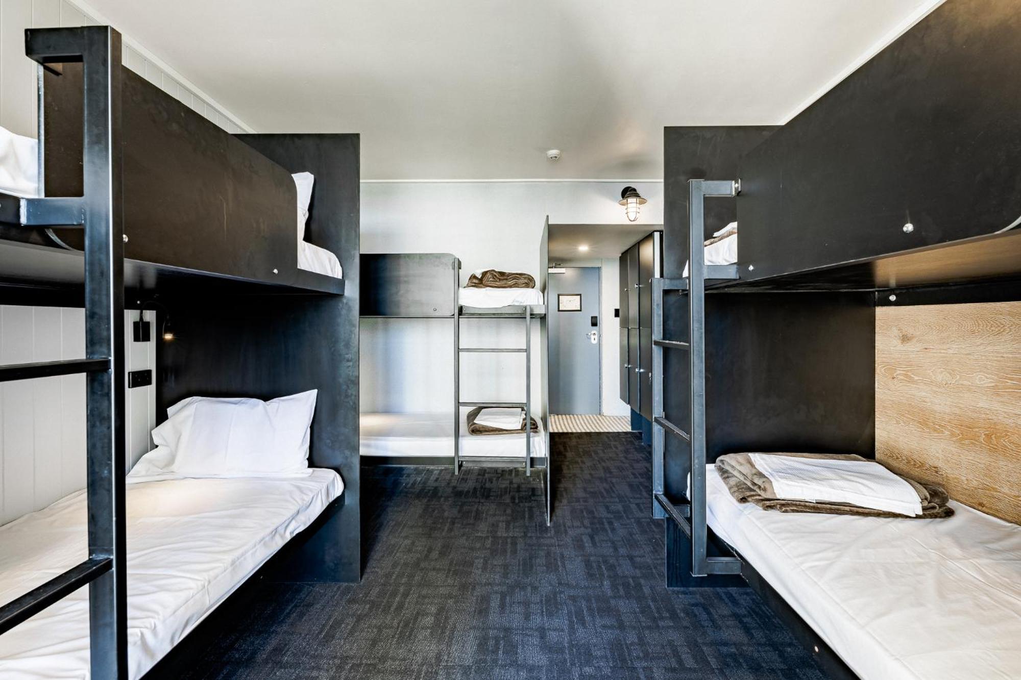 Bunk Surfers Paradise International Backpacker Hostel (Adults Only) Гоулд Коуст Екстериор снимка
