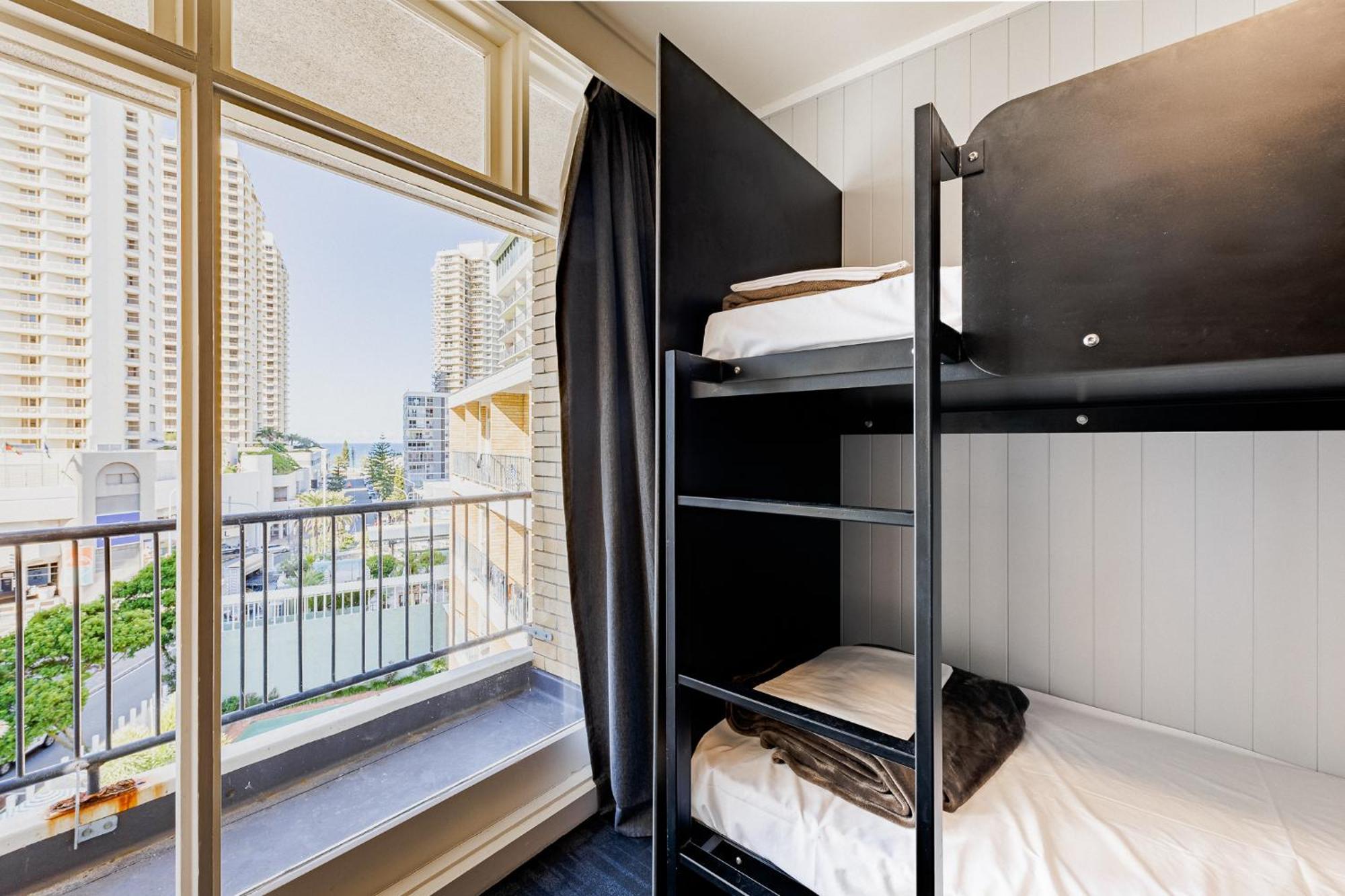 Bunk Surfers Paradise International Backpacker Hostel (Adults Only) Гоулд Коуст Екстериор снимка