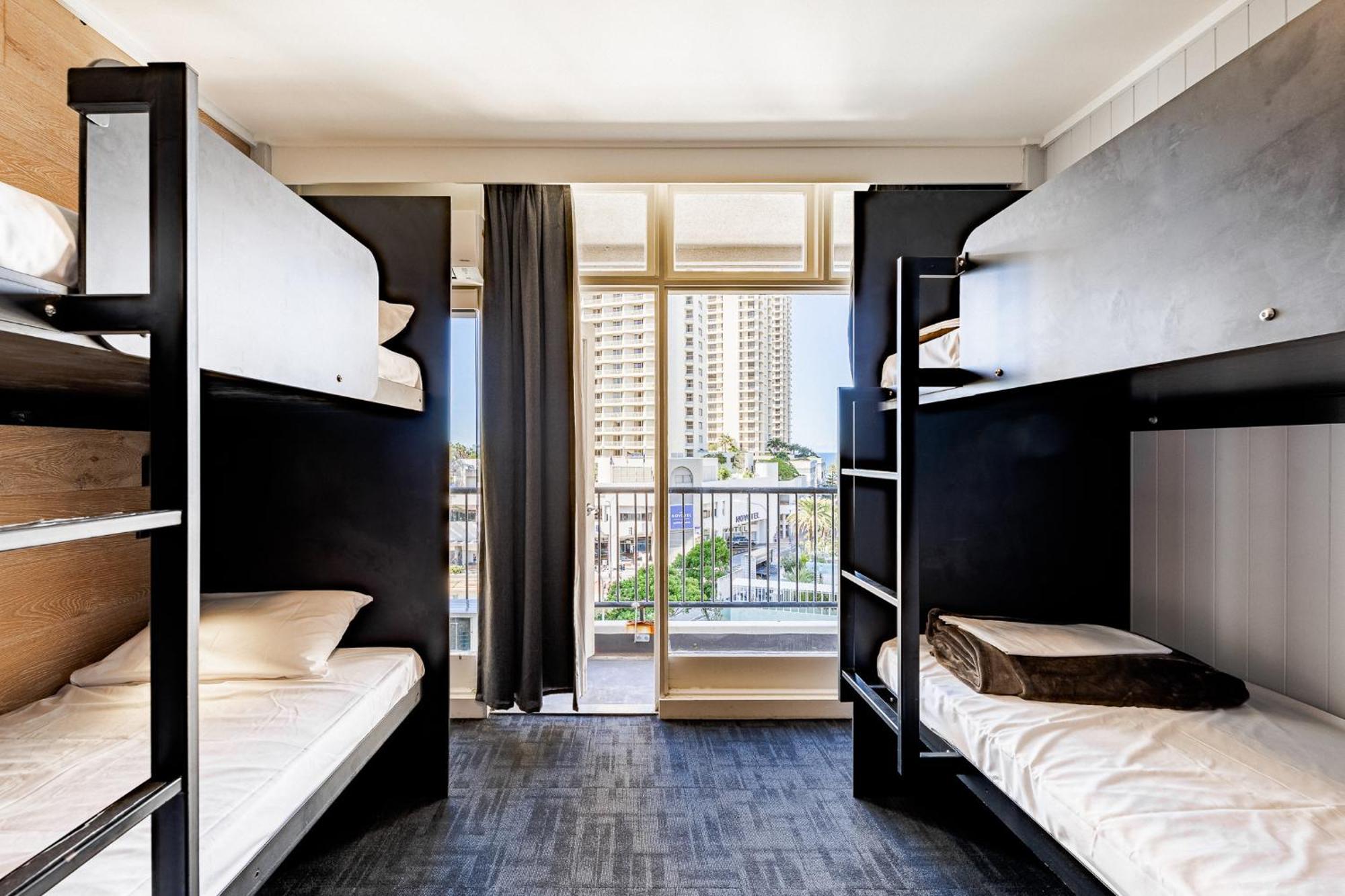 Bunk Surfers Paradise International Backpacker Hostel (Adults Only) Гоулд Коуст Екстериор снимка