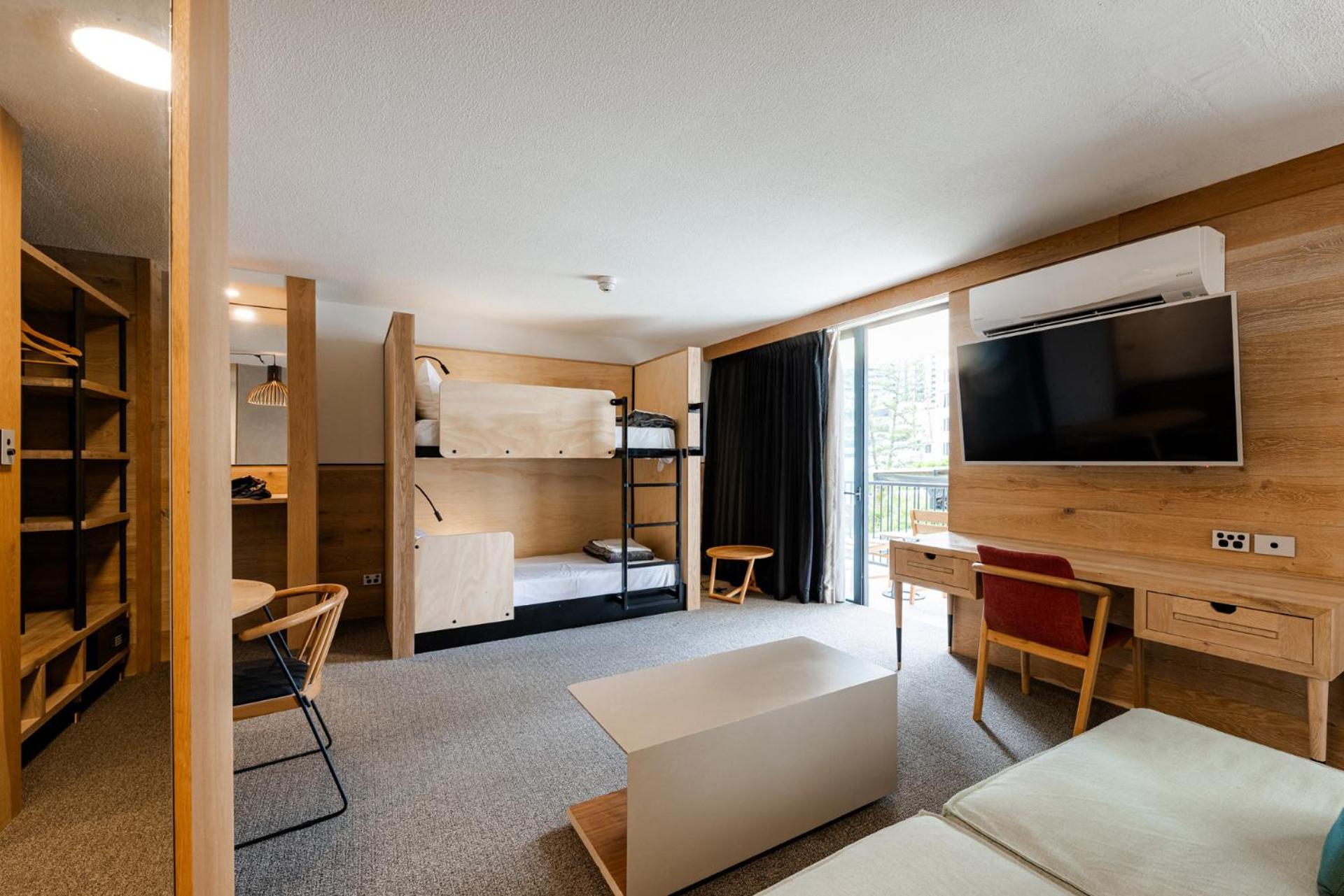 Bunk Surfers Paradise International Backpacker Hostel (Adults Only) Гоулд Коуст Екстериор снимка