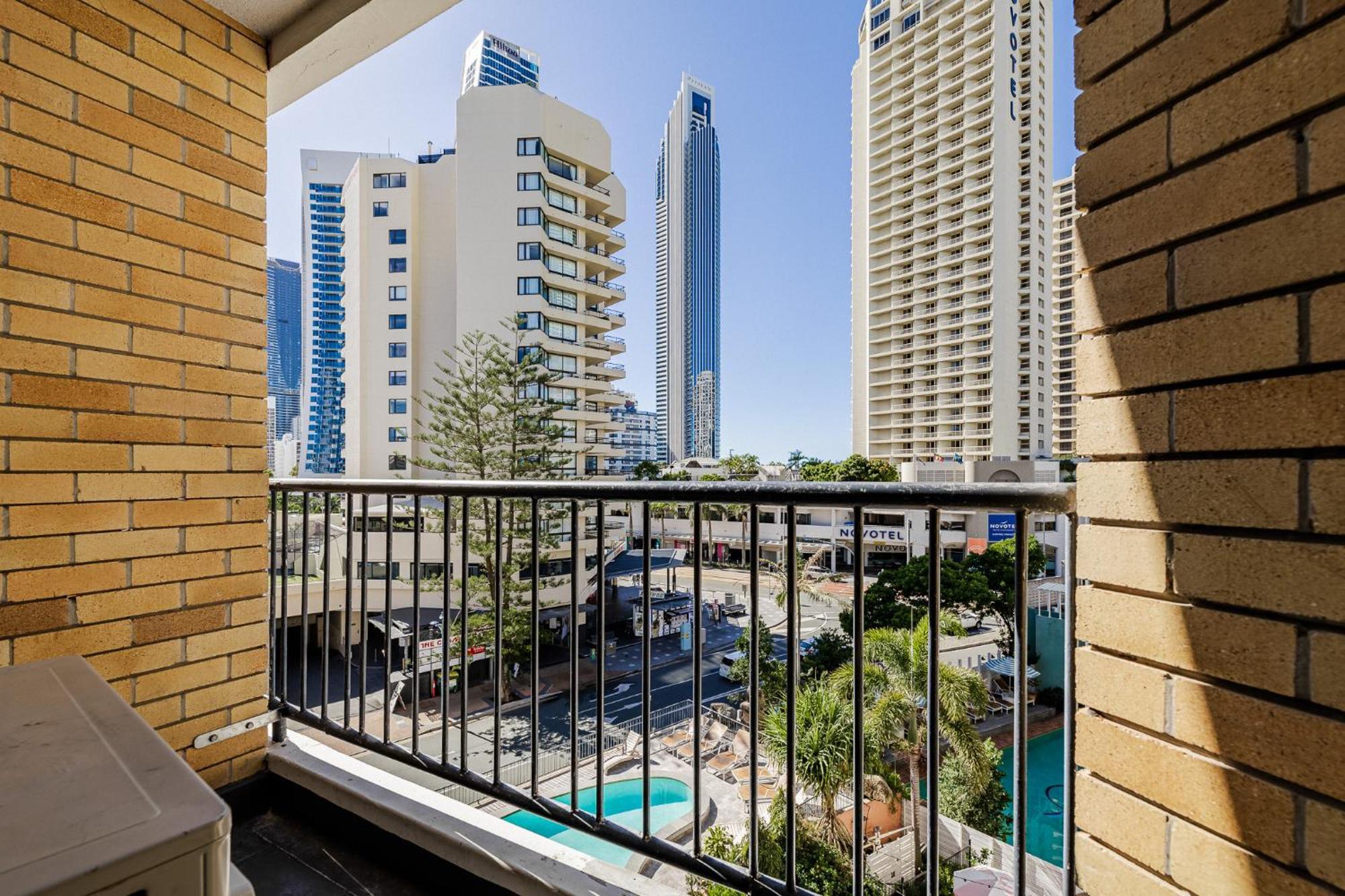 Bunk Surfers Paradise International Backpacker Hostel (Adults Only) Гоулд Коуст Екстериор снимка