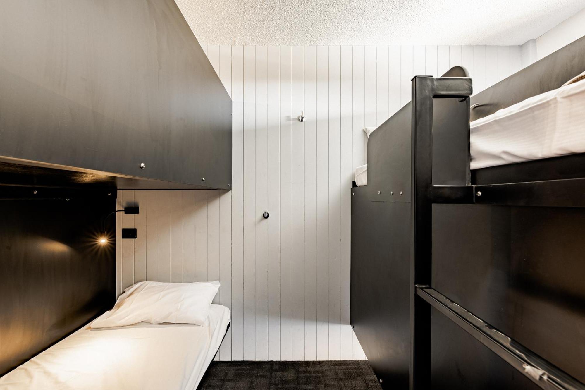 Bunk Surfers Paradise International Backpacker Hostel (Adults Only) Гоулд Коуст Екстериор снимка