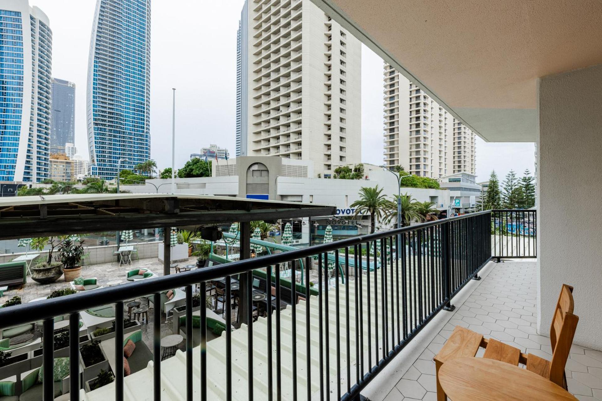 Bunk Surfers Paradise International Backpacker Hostel (Adults Only) Гоулд Коуст Екстериор снимка
