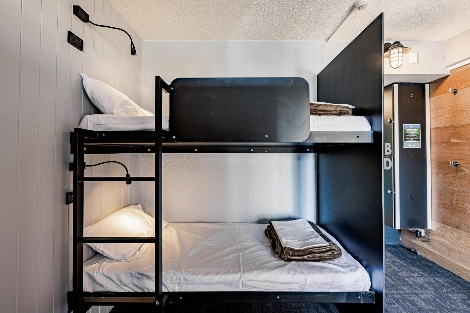 Bunk Surfers Paradise International Backpacker Hostel (Adults Only) Гоулд Коуст Екстериор снимка